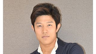 「変態仮面」鈴木亮平、小栗旬からの信頼に全力投球!おいなりさんもぶつけた撮影語る!