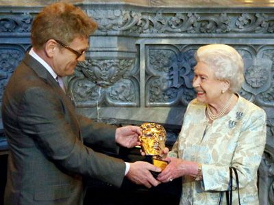 エリザベス女王、「最も記憶に残るボンドガール」として名誉賞受賞