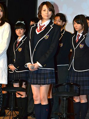 米倉涼子 ミニスカ制服姿で 35歳の高校生 制作発表会に登場