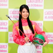ソロデビューのAKB48倉持明日香、父・明氏も祝福!