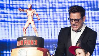 ロバート・ダウニー・Jr、韓国でバースデー!ノリノリで「江南スタイル」ダンスも!