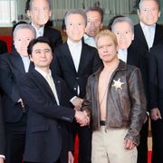 似てる?似てない?ザ・ニュースペーパー安倍シンゾウ、シュワちゃんと緊急会談!