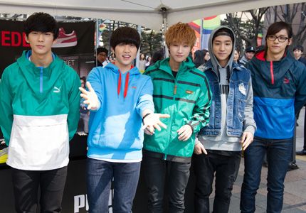 B1a4 江南野外ファンサイン会 ファンの歓声で江南が賑やかに 韓国jpictures シネマトゥデイ