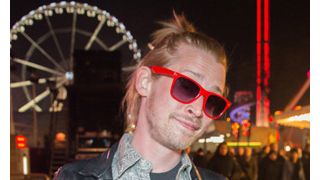 マコーレー・カルキン、叫び声を上げながらパパラッチに突進