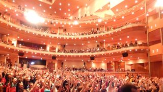 亀梨和也『俺俺』ワールドプレミアで初の海外映画祭！40分にわたるサイン攻め！