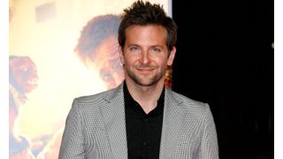 38歳独身のブラッドリー・クーパーが母親と同居中 父の死から立ち直るため