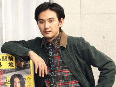 松田龍平 悪戦苦闘の一人舞台あいさつに挑んだ瑛太をいたわる シネマトゥデイ