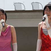 超地味な阿佐ヶ谷姉妹が、見た目とは大違いの奇跡の歌声を披露!