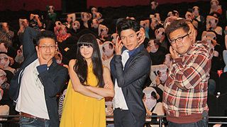 映画『変態仮面』キャスト大感激！観客がパンティーかぶってお出迎え！