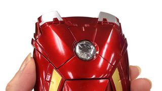 『アイアンマン』がiPhoneケースに!着信でアークリアクターが光る!