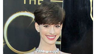 アン・ハサウェイ、パパラッチを避けるため見知らぬ男性の車に乗り込む!