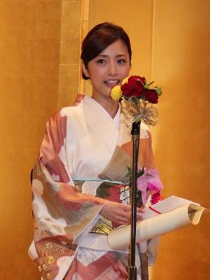 人妻 上戸彩 しっとり和服姿を披露 シネマトゥデイ