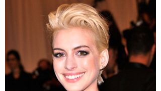 アン・ハサウェイが金髪に!セクシーな黒ドレスで登場