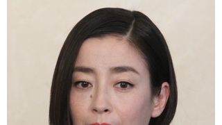代役・宮沢りえ、心筋梗塞の天海に無言…多忙を極める中、会見に現れる