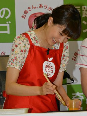 菅野美穂、母の日に見事な包丁さばきを披露もアップルパイの出来は…？