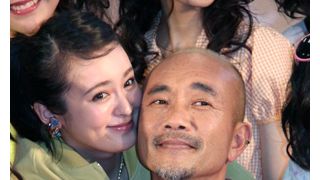 貫地谷しほりが竹中直人の後ろからギュッとハグ!