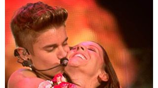 ジャスティン・ビーバー、母を抱き締め熱烈なキス!ステージで最高の母の日を演出