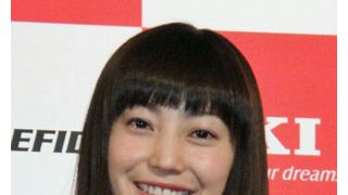 菅野美穂、まるでリンゴ?真っ赤な衣装で猛アピール!