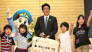 安倍総理、おなら動力の新幹線に「省エネだね」と笑顔!電車好き子どもたちと面会!