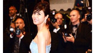 松嶋菜々子、カンヌを魅了！鮮やかブルードレスでレッドカーペットに！