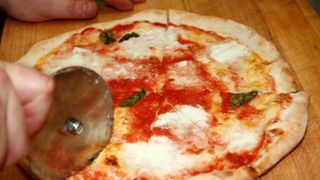 ブラジルの宅配ピザ・チェーンがDVDレンタル店と提携　DVDプレイヤーからピザの香り