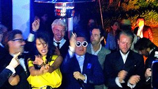 PSYがカンヌのクラブに登場!タバコ片手に「江南スタイル」披露!(訂正)