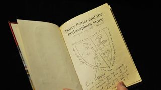 「ハリポタ」初版本が2,100万円で落札！著者の直筆メモやイラスト付き