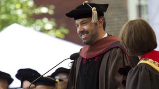 ベン・アフレック、名門ブラウン大学の名誉博士号を授与！「マット・デイモンを超えた」と喜びのスピーチ