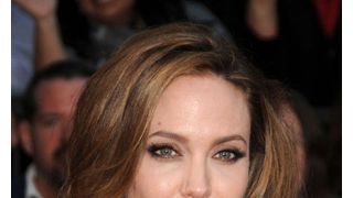 アンジェリーナ・ジョリー、乳がんで亡くなったおばの葬儀には出席できず