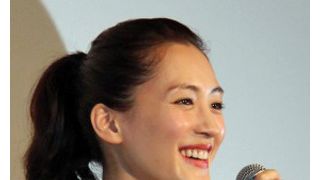 綾瀬はるか、中谷美紀のトイレに付いていく…撮影中の珍行動をバラされて赤面