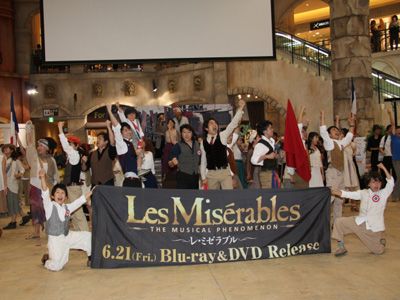 『レ・ミゼラブル』のワンシーンが突如、街中で再現！日本映画業界初のフラッシュモブが開催！