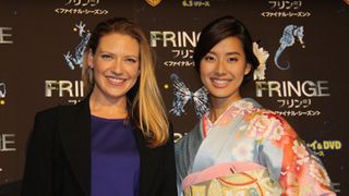 すみれ、しっとり振袖姿でブロンド美人女優をお出迎え！流ちょうな英語を披露！