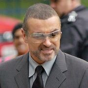 走行中の車から転落したジョージ・マイケル シートベルト違反には問われず