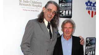 『スター・ウォーズ』チューバッカ俳優のライトセーバー型つえを問題視!空港で足止め