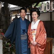 森山未來&尾野真千子、雨のロケも仲睦まじく 「夫婦善哉」クランクアップ目前!