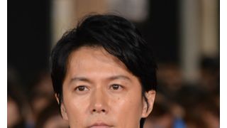 カンヌで男泣きの福山雅治、日本のレッドカーペットでは爽やかな笑顔!