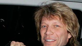 ボン・ジョヴィ、ファンの公開プロポーズを手助け!