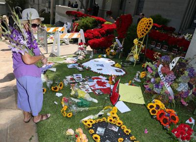 マイケル・ジャクソンさんの命日…数百人のファンが墓参り