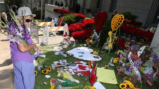 マイケル・ジャクソンさんの命日…数百人のファンが墓参り