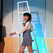 江角マキコ、脚立担いで「ショムニ」会見に登場