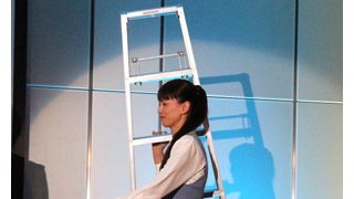 江角マキコ、脚立担いで「ショムニ」会見に登場