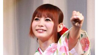 しょこたんの亡きパパ、娘の裸リボンのセクシージャケットに「あれはやりすぎ」と霊界からダメ出し!?