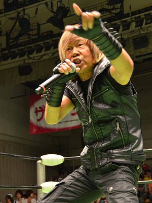 串田アキラ、後楽園ホールのリング上で「ギャバン」熱唱に、三沢ファンも涙！