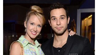 『21オーバー』のスカイラー・アスティン、女優のアンナ・キャンプと交際中