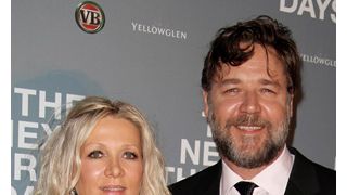 ラッセル・クロウ、子ども、別居中の妻と一緒に家族で食事