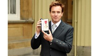 ユアン・マクレガー、キルト姿で大英帝国勲章を受勲