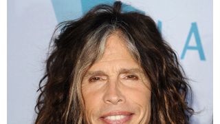 スティーヴン・タイラー、膝手術で一時活動休止へ