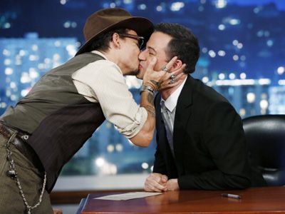ジョニー・デップ、男性司会者のくちびるにキス！