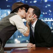 ジョニー・デップ、男性司会者のくちびるにキス!
