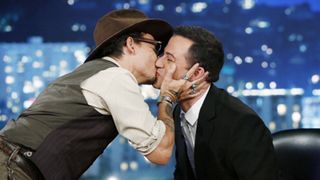 ジョニー・デップ、男性司会者のくちびるにキス!
